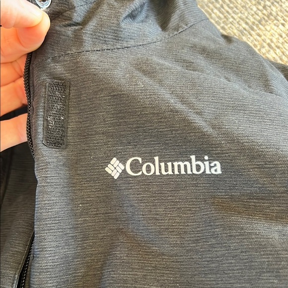 VEUC barely worn 10/12 medium Columbia Black Puffer Jacket for Ultimate Warmth - Picture 11 of 16